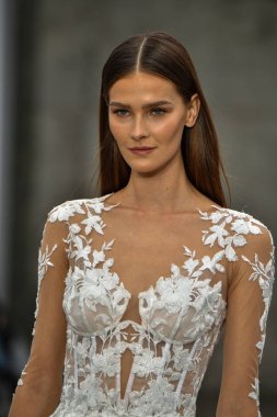 New York, Ny - 4 Ekim 2020 'de New York' ta düzenlenen Pnina Tornai Sonbahar Runway Show 'unda bir model podyumda yürüyor..