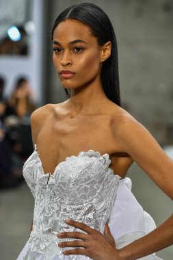New York, Ny - 4 Ekim 2020 'de New York' ta düzenlenen Pnina Tornai Sonbahar Runway Show 'unda bir model podyumda yürüyor..