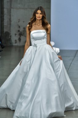 New York, Ny - 4 Ekim 2020 'de New York' ta düzenlenen Pnina Tornai Sonbahar Runway Show 'unda bir model podyumda yürüyor..