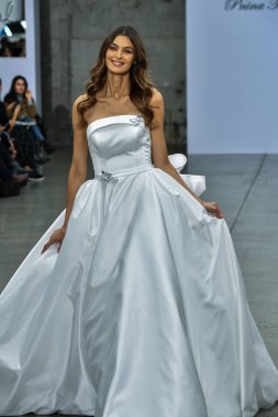 New York, Ny - 4 Ekim 2020 'de New York' ta düzenlenen Pnina Tornai Sonbahar Runway Show 'unda bir model podyumda yürüyor..
