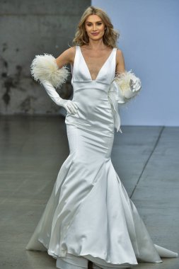 New York, Ny - 4 Ekim 2020 'de New York' ta düzenlenen Pnina Tornai Sonbahar Runway Show 'unda bir model podyumda yürüyor..