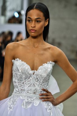 New York, Ny - 4 Ekim 2020 'de New York' ta düzenlenen Pnina Tornai Sonbahar Runway Show 'unda bir model podyumda yürüyor..