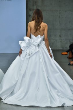 New York, Ny - 4 Ekim 2020 'de New York' ta düzenlenen Pnina Tornai Sonbahar Runway Show 'unda bir model podyumda yürüyor..