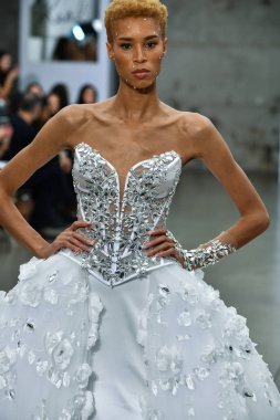 New York, Ny - 4 Ekim 2020 'de New York' ta düzenlenen Pnina Tornai Sonbahar Runway Show 'unda bir model podyumda yürüyor..