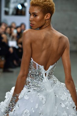 New York, Ny - 4 Ekim 2020 'de New York' ta düzenlenen Pnina Tornai Sonbahar Runway Show 'unda bir model podyumda yürüyor..