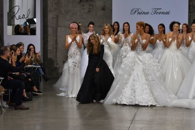 New York, Ny - 4 Ekim: Tasarımcı ve modeller 4 Ekim 2019 'da New York' ta düzenlenen 2020 Sonbahar Gelin Runway Show sırasında poz verdiler..