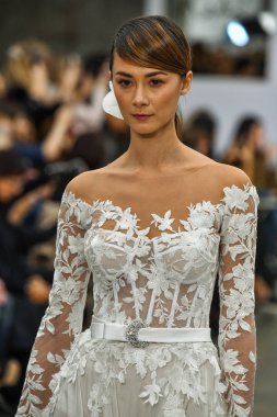 New York, Ny - 4 Ekim: Modeller 4 Ekim 2020 'de New York' ta düzenlenen Pnina Tornai Sonbahar Runway Show 'unda podyum finalinde yürür..