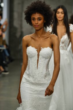New York, Ny - 4 Ekim: Modeller 4 Ekim 2020 'de New York' ta düzenlenen Pnina Tornai Sonbahar Runway Show 'unda podyum finalinde yürür..