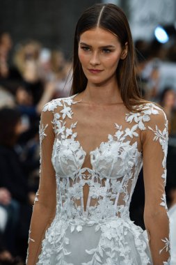 New York, Ny - 4 Ekim: Modeller 4 Ekim 2020 'de New York' ta düzenlenen Pnina Tornai Sonbahar Runway Show 'unda podyum finalinde yürür..