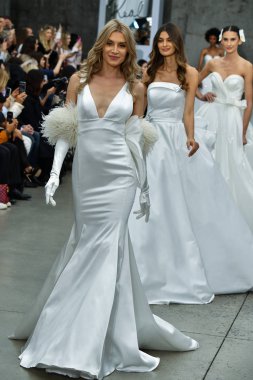 New York, Ny - 4 Ekim: Modeller 4 Ekim 2020 'de New York' ta düzenlenen Pnina Tornai Sonbahar Runway Show 'unda podyum finalinde yürür..