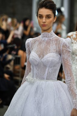 New York, Ny - 4 Ekim: Modeller 4 Ekim 2020 'de New York' ta düzenlenen Pnina Tornai Sonbahar Runway Show 'unda podyum finalinde yürür..