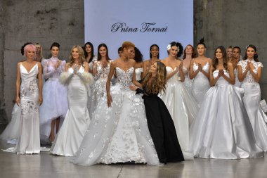 New York, Ny - 4 Ekim: Tasarımcı ve modeller 4 Ekim 2019 'da New York' ta düzenlenen 2020 Sonbahar Gelin Runway Show sırasında poz verdiler..