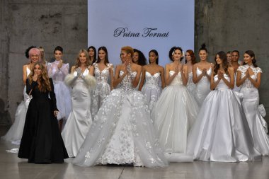 New York, Ny - 4 Ekim: Tasarımcı ve modeller 4 Ekim 2019 'da New York' ta düzenlenen 2020 Sonbahar Gelin Runway Show sırasında poz verdiler..