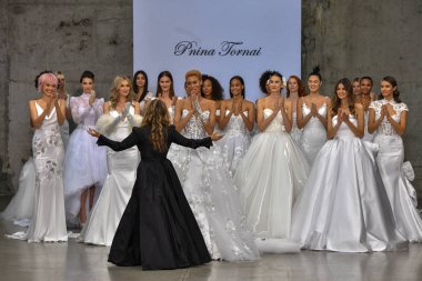 New York, Ny - 4 Ekim: Tasarımcı ve modeller 4 Ekim 2019 'da New York' ta düzenlenen 2020 Sonbahar Gelin Runway Show sırasında poz verdiler..