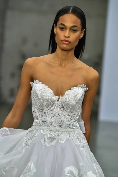 纽约10月4日 在2019年10月4日于纽约举行的Pnina Tornai Fall 2020 Bridal Runway Show中 一名模特在跑道上行走 — 图库照片