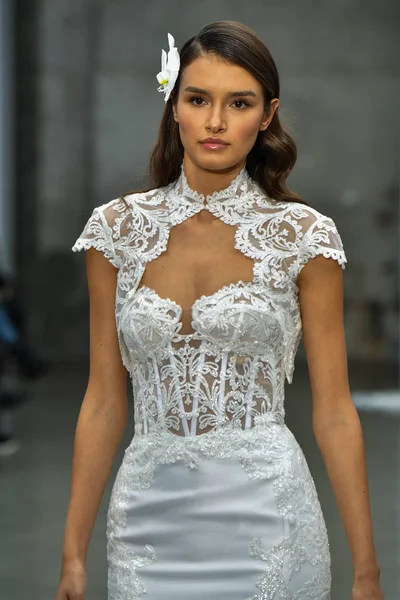 New York Ottobre Una Modella Percorre Pista Durante Pnina Tornai — Foto Stock