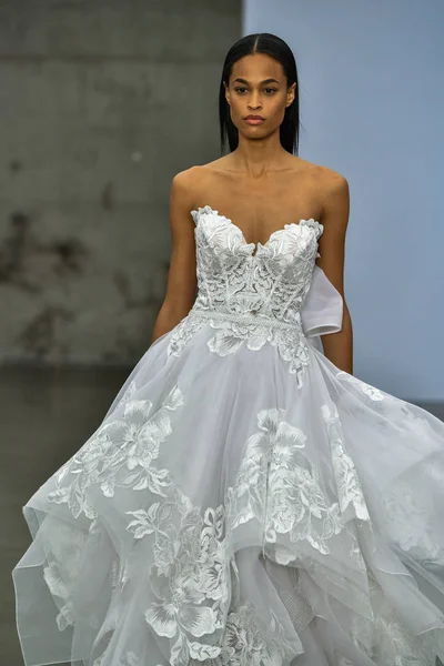 纽约10月4日 在2019年10月4日于纽约举行的Pnina Tornai Fall 2020 Bridal Runway Show中 一名模特在跑道上行走 — 图库照片