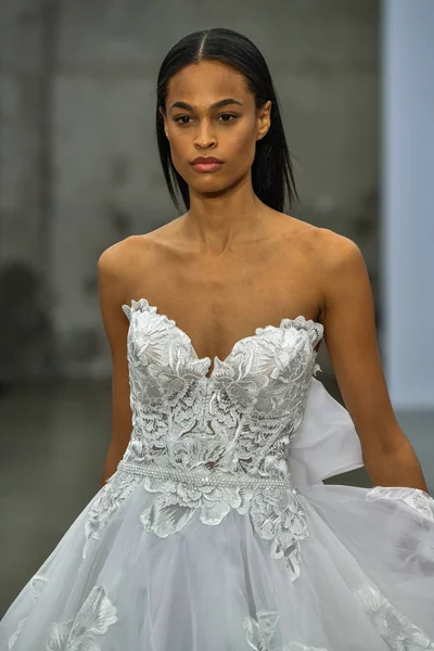 纽约10月4日 在2019年10月4日于纽约举行的Pnina Tornai Fall 2020 Bridal Runway Show中 一名模特在跑道上行走 — 图库照片