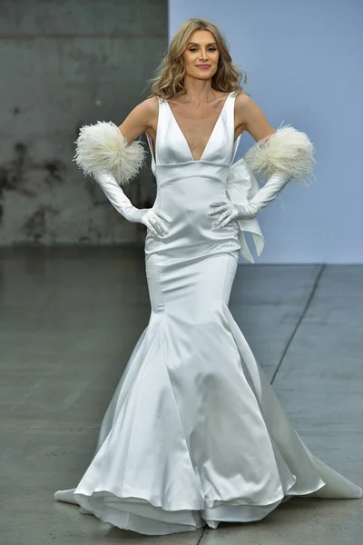 New York Oktober Modell Går Landningsbanan Pnina Tornai Fall 2020 — Stockfoto