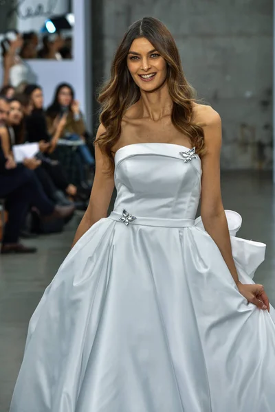 纽约10月4日 在2019年10月4日于纽约举行的Pnina Tornai Fall 2020 Bridal Runway Show中 一名模特在跑道上行走 — 图库照片