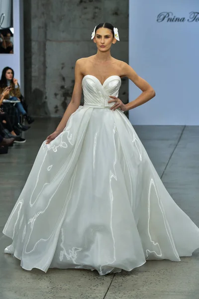 New York October Modell Går Rullebanen Pnina Tornai Fall 2020 – stockfoto