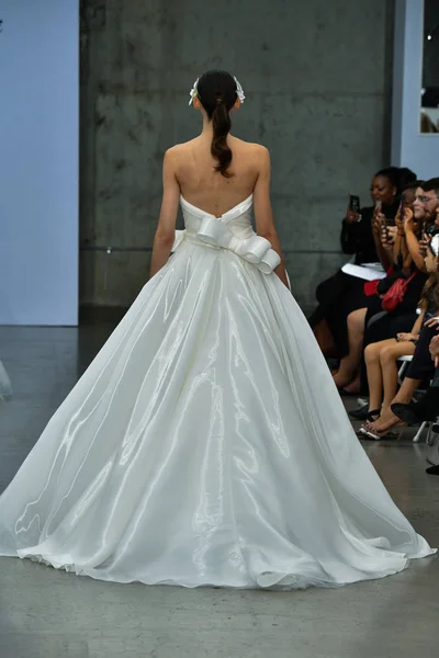 纽约10月4日 在2019年10月4日于纽约举行的Pnina Tornai Fall 2020 Bridal Runway Show中 一名模特在跑道上行走 — 图库照片