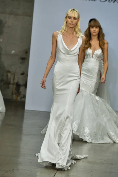 New York Října Modely Projdou Finále Ranveje Během Svatební Přehlídky — Stock fotografie