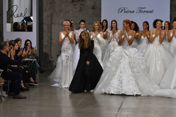 10月4日 在2019年10月4日于纽约举行的Pnina Tornai Fall 2020 Bridal Runway Show中 设计师和模特们在跑道上摆姿势 — 图库照片