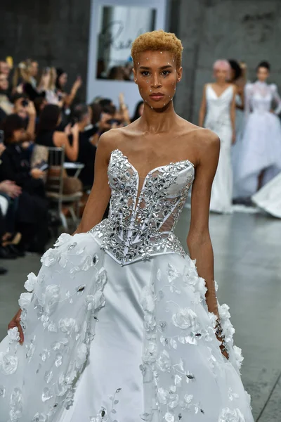 Nueva York Octubre Modelos Recorren Final Pasarela Durante Pnina Tornai — Foto de Stock