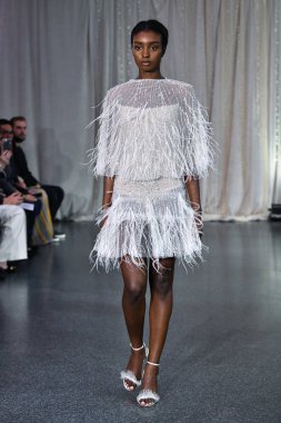 New York, Ny - 4 Ekim: 4 Ekim 2019 'da New York' ta düzenlenen Lee Petra Grebenau 2020 Sonbahar Runway Show 'unda bir model podyumda yürüyor..