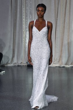 New York, Ny - 4 Ekim: 4 Ekim 2019 'da New York' ta düzenlenen Lee Petra Grebenau 2020 Sonbahar Runway Show 'unda bir model podyumda yürüyor..