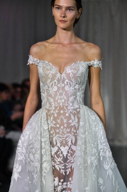 New York, Ny - 4 Ekim: 4 Ekim 2019 'da New York' ta düzenlenen Lee Petra Grebenau 2020 Sonbahar Runway Show 'unda bir model podyumda yürüyor..