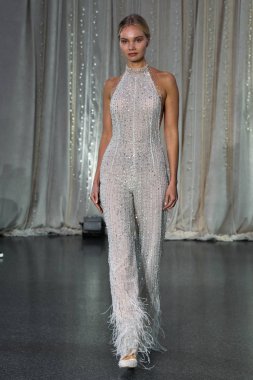 New York, Ny - 4 Ekim: 4 Ekim 2019 'da New York' ta düzenlenen Lee Petra Grebenau 2020 Sonbahar Runway Show 'unda bir model podyumda yürüyor..