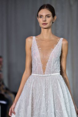 New York, Ny - 4 Ekim: 4 Ekim 2019 'da New York' ta düzenlenen Lee Petra Grebenau 2020 Sonbahar Runway Show 'unda bir model podyumda yürüyor..