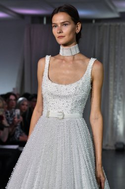 New York, Ny - 4 Ekim: 4 Ekim 2019 'da New York' ta düzenlenen Lee Petra Grebenau 2020 Sonbahar Runway Show 'unda bir model podyumda yürüyor..