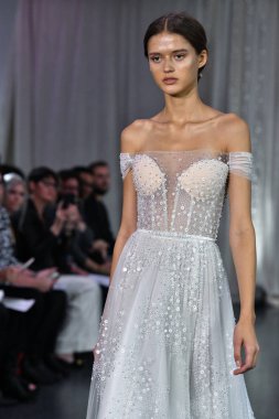New York, Ny - 4 Ekim: 4 Ekim 2019 'da New York' ta düzenlenen Lee Petra Grebenau 2020 Sonbahar Runway Show 'unda bir model podyumda yürüyor..