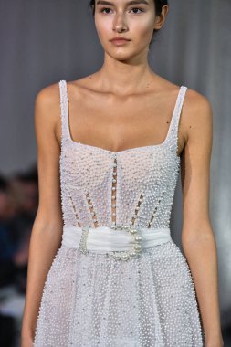 New York, Ny - 4 Ekim: 4 Ekim 2019 'da New York' ta düzenlenen Lee Petra Grebenau 2020 Sonbahar Runway Show 'unda bir model podyumda yürüyor..