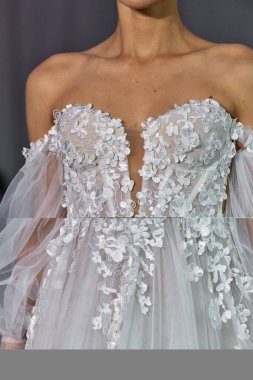 New York, Ny - 4 Ekim: 4 Ekim 2019 'da New York' ta düzenlenen Lee Petra Grebenau 2020 Sonbahar Runway Show 'unda bir model podyumda yürüyor..