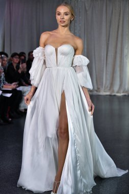 New York, Ny - 4 Ekim: 4 Ekim 2019 'da New York' ta düzenlenen Lee Petra Grebenau 2020 Sonbahar Runway Show 'unda bir model podyumda yürüyor..