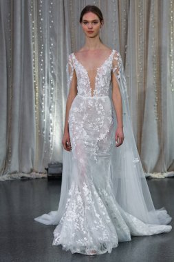 New York, Ny - 4 Ekim: 4 Ekim 2019 'da New York' ta düzenlenen Lee Petra Grebenau 2020 Sonbahar Runway Show 'unda bir model podyumda yürüyor..