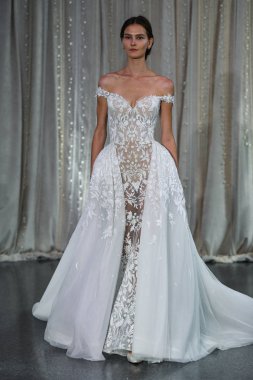 New York, Ny - 4 Ekim: 4 Ekim 2019 'da New York' ta düzenlenen Lee Petra Grebenau 2020 Sonbahar Runway Show 'unda bir model podyumda yürüyor..