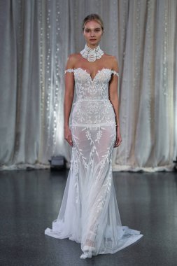 New York, Ny - 4 Ekim: 4 Ekim 2019 'da New York' ta düzenlenen Lee Petra Grebenau 2020 Sonbahar Runway Show 'unda bir model podyumda yürüyor..