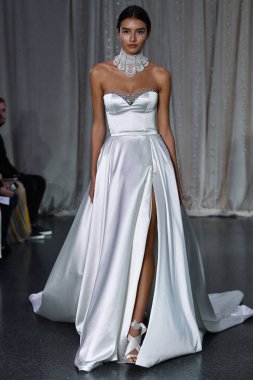 New York, Ny - 4 Ekim: 4 Ekim 2019 'da New York' ta düzenlenen Lee Petra Grebenau 2020 Sonbahar Runway Show 'unda bir model podyumda yürüyor..