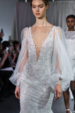 New York, Ny - 4 Ekim: Modeller 4 Ekim 2019 'da New York' ta yapılan Lee Petra Grebenau 2020 Sonbahar Runway Show 'unda podyum finalinde yürür..