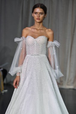 New York, Ny - 4 Ekim: 4 Ekim 2019 'da New York' ta düzenlenen Lee Petra Grebenau 2020 Sonbahar Runway Show 'unda bir model podyumda yürüyor..