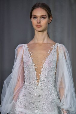 New York, Ny - 4 Ekim: 4 Ekim 2019 'da New York' ta düzenlenen Lee Petra Grebenau 2020 Sonbahar Runway Show 'unda bir model podyumda yürüyor..