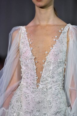 New York, Ny - 4 Ekim: 4 Ekim 2019 'da New York' ta düzenlenen Lee Petra Grebenau 2020 Sonbahar Runway Show 'unda bir model podyumda yürüyor..