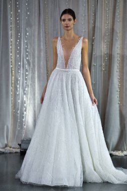 New York, Ny - 4 Ekim: 4 Ekim 2019 'da New York' ta düzenlenen Lee Petra Grebenau 2020 Sonbahar Runway Show 'unda bir model podyumda yürüyor..