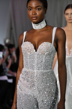 New York, Ny - 4 Ekim: Modeller 4 Ekim 2019 'da New York' ta yapılan Lee Petra Grebenau 2020 Sonbahar Runway Show 'unda podyum finalinde yürür..