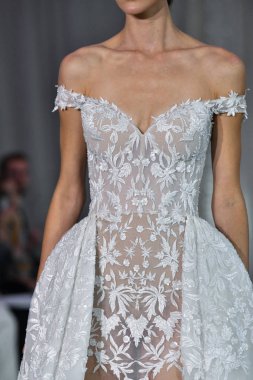 New York, Ny - 4 Ekim: Modeller 4 Ekim 2019 'da New York' ta yapılan Lee Petra Grebenau 2020 Sonbahar Runway Show 'unda podyum finalinde yürür..